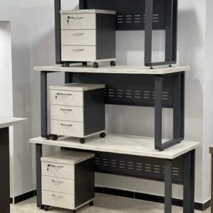 BUREAU AVEC DES PIEDS MÉTALLIQUE