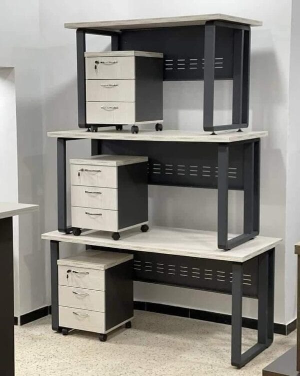BUREAU AVEC DES PIEDS MÉTALLIQUE